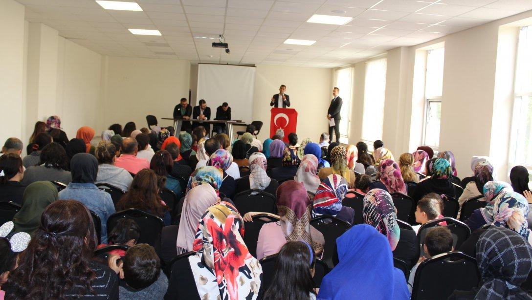 Gazi İlkokulu ve Cumhuriyet Ortaokulunun Okul Aile Birliği toplantıları Müdürümüz Ümit Ahmet KARAKUŞ'un katılımları ile gerçekleştirildi. 