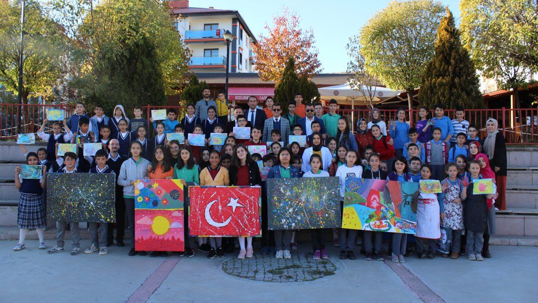 Halk Eğitim Merkezi kursiyerlerinin de katıldığı #SanatSivas etkinliği kapsamında, öğrencilerimiz ebru sanatı çalışmaları ve resim yapma etkinlikleri gerçekleştirdiler. 
