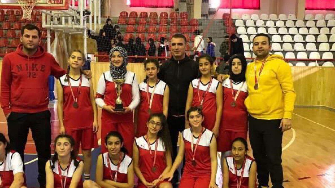 Şehit Teğmen Hacı Bayram Elmas Yatılı Bölge Ortaokulu öğrencilerimiz, kız basketbol takımı yıldız kızlar mahalli müsabakalarında il üçüncüsü olmuşlardır. Öğrencilerimizi ve öğretmenlerimizi tebrik ederiz.