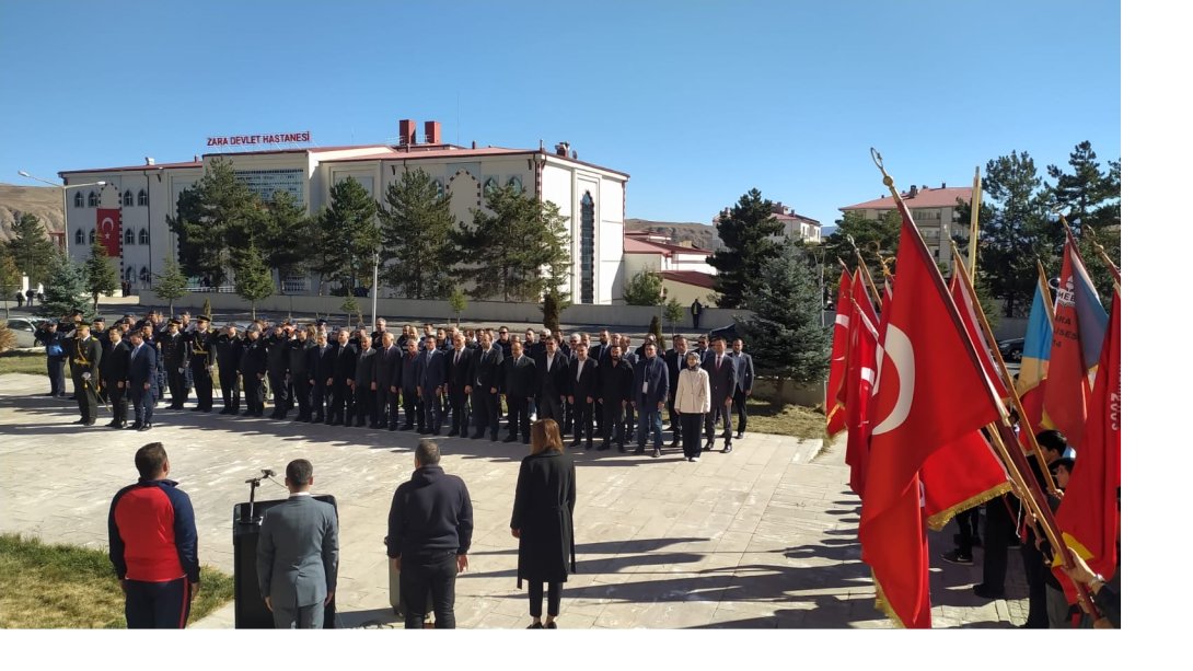 Cumhuriyet Bayramı Kutlama Programı, Kaymakamlık Binasında Atatürk Anıtı önünde düzenlenen Çelenk Sunma Töreni ile başladı